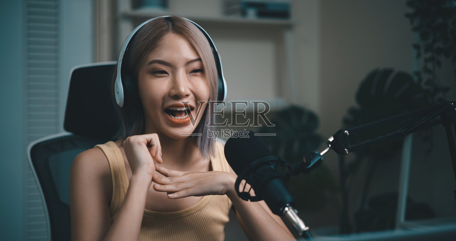 开朗的年轻播客使用麦克风在演播室的在线播客照片摄影图片