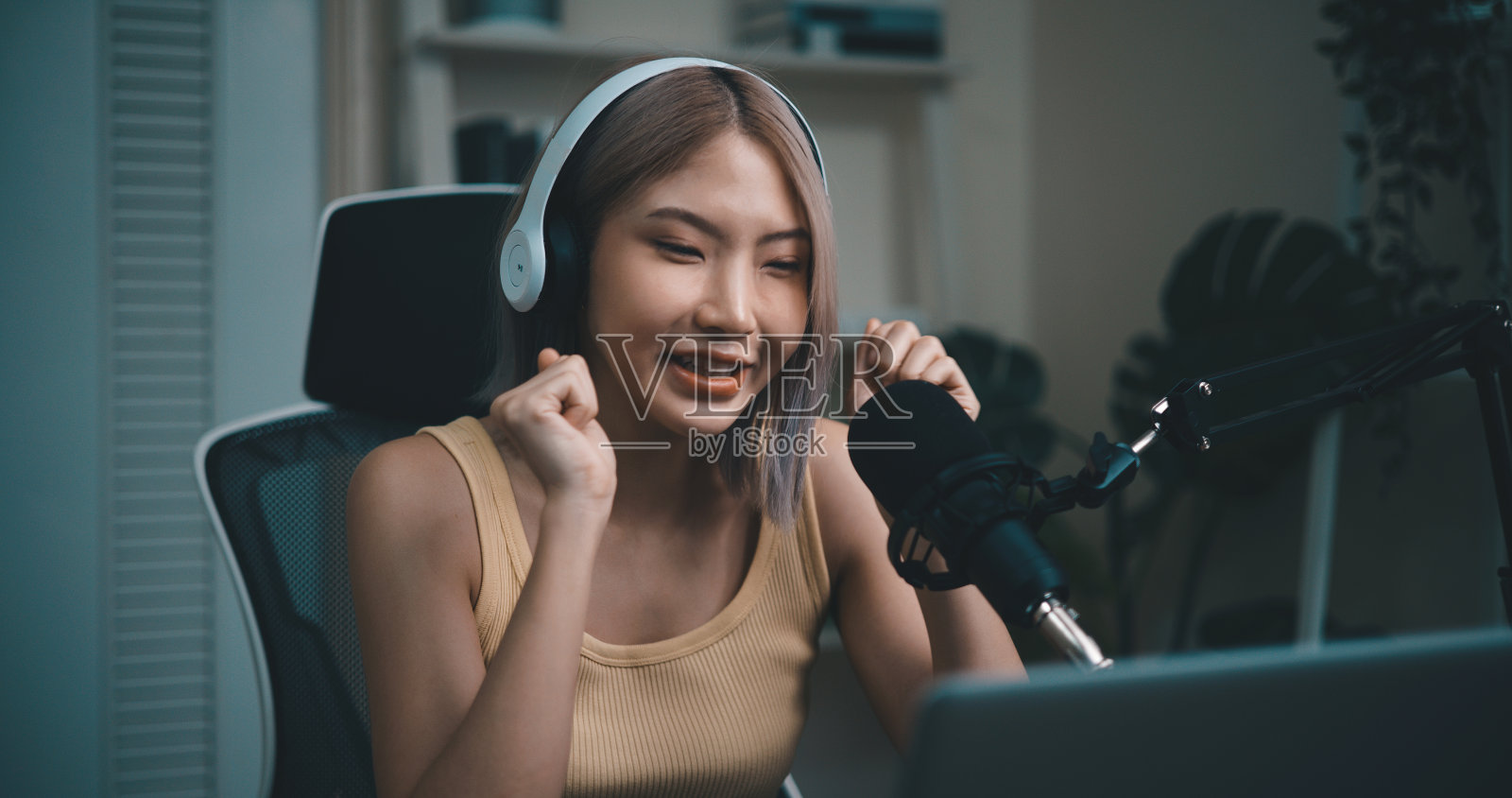 开朗的年轻播客使用麦克风在演播室的在线播客照片摄影图片