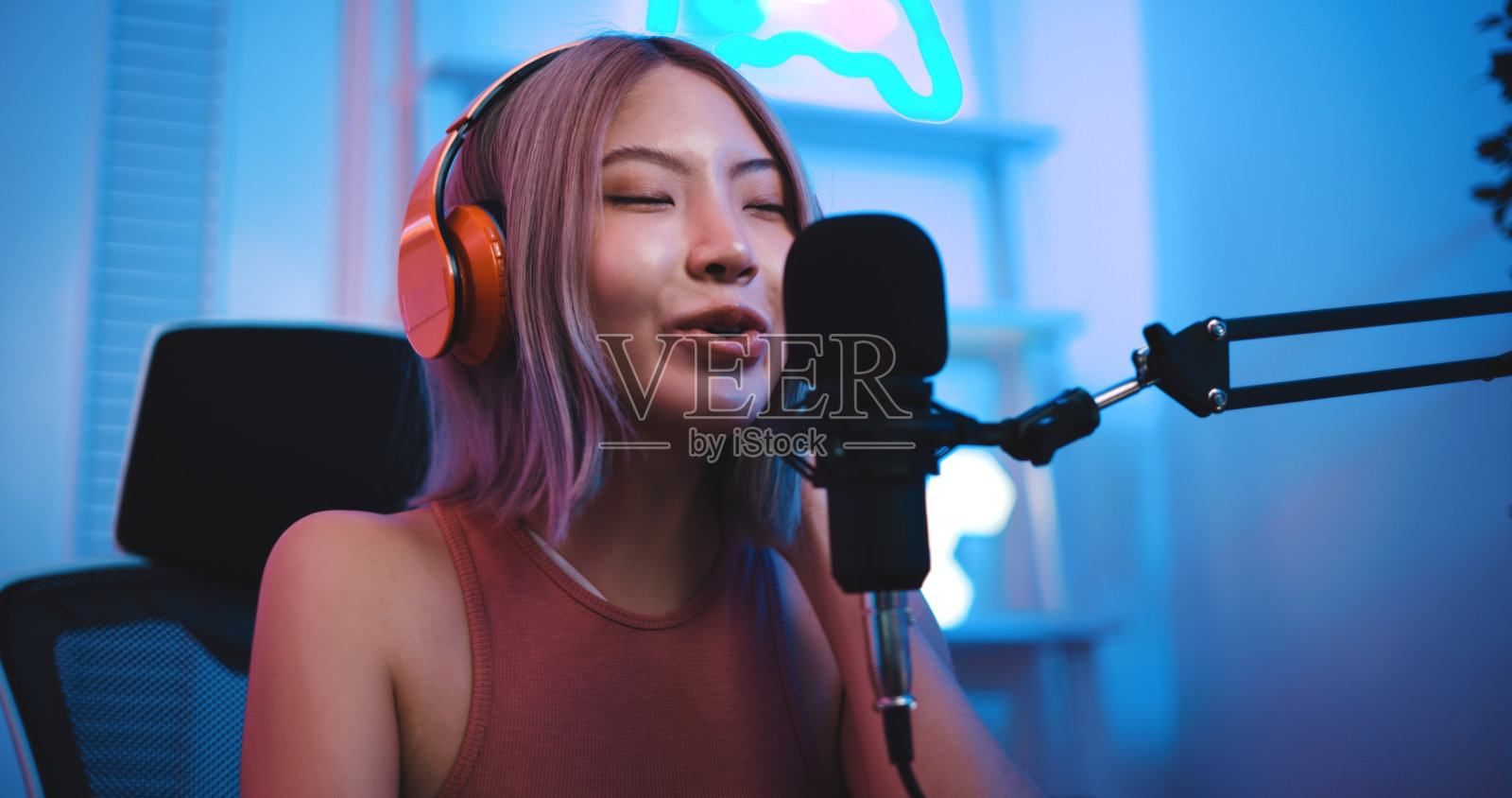 亚洲年轻的电子竞技女性玩家在PC上赢得在线游戏时感觉很好照片摄影图片