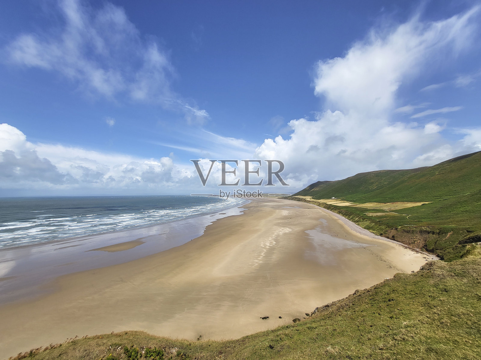 从广角角度看，高尔半岛上的罗西利海滩正对着兰根尼斯的伯里·霍姆斯。照片摄影图片