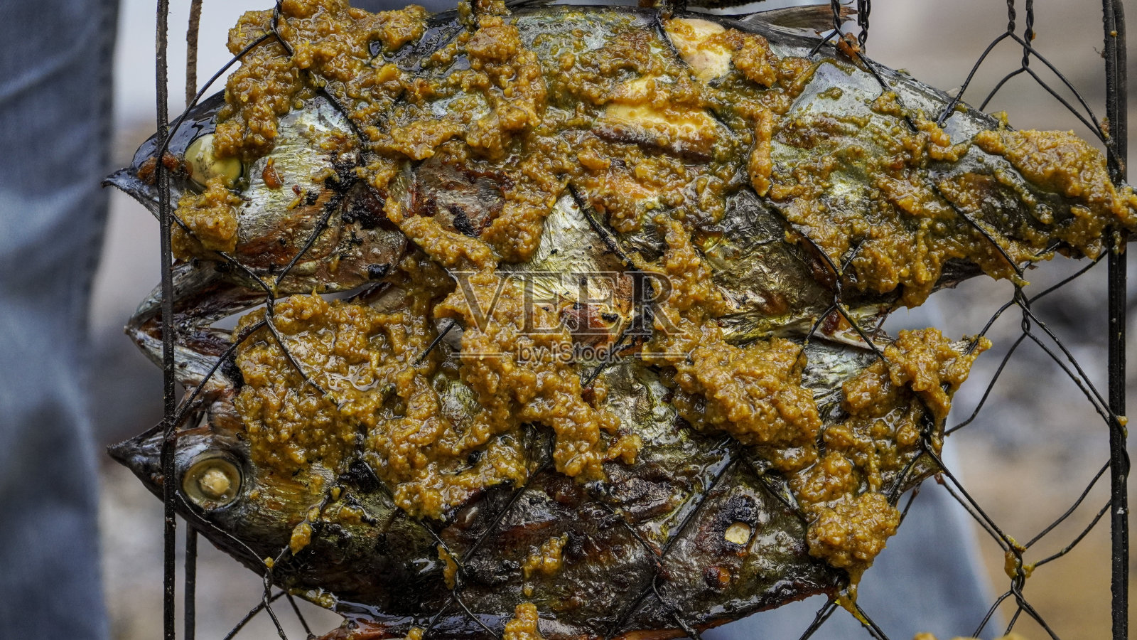 烤鱼:烟熏、鲜嫩、美味。一道美味的海鲜大餐。照片摄影图片