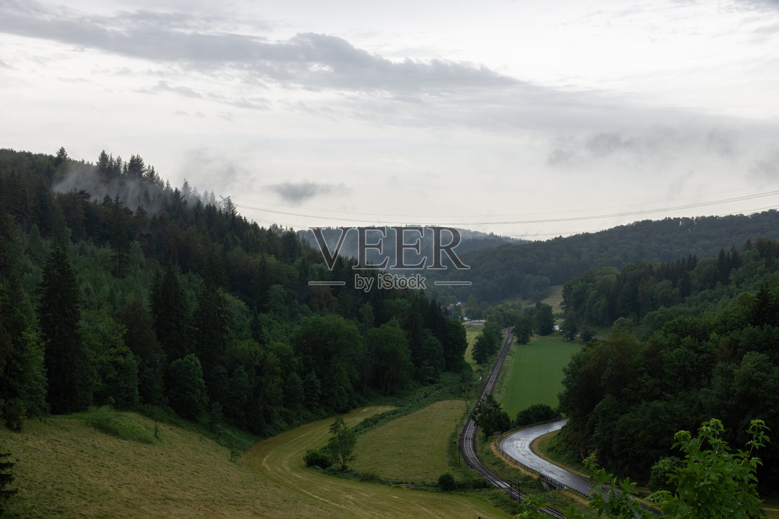 巴登-符腾堡州的风景，有森林、落叶和针叶树、田野、雾和阴天的低云照片摄影图片