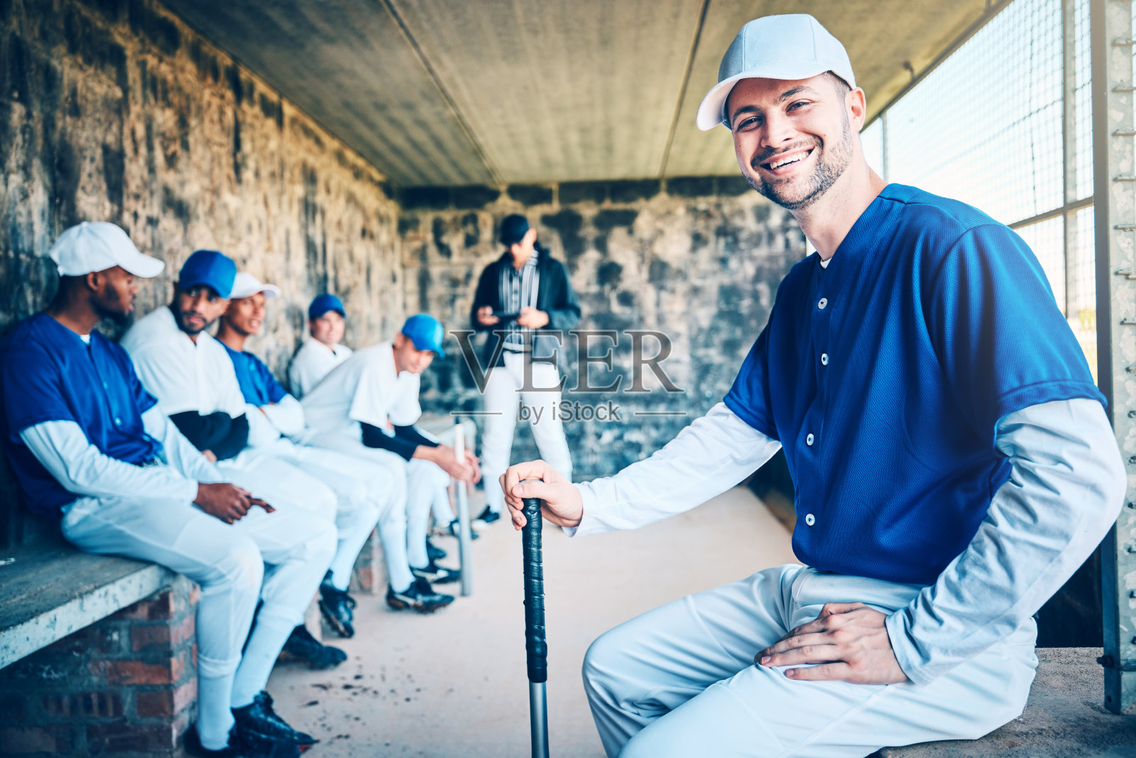 棒球运动员肖像和垒球队准备比赛的体育馆教练席。一位来自多米尼加共和国的年轻运动员带着健身的微笑进行训练、锻炼和激励照片摄影图片