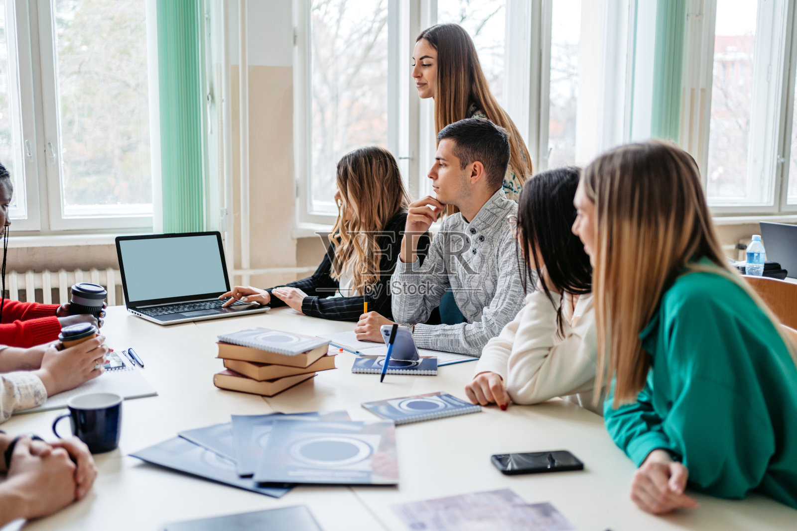 在学校图书馆学习的学生照片摄影图片