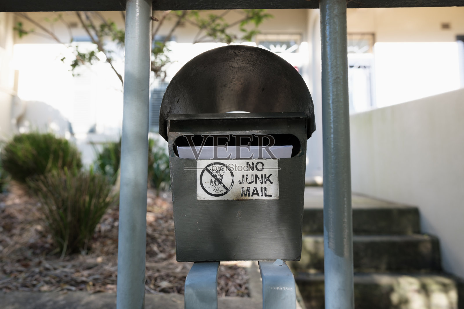 前院没有垃圾邮件标志的旧金属信箱照片摄影图片