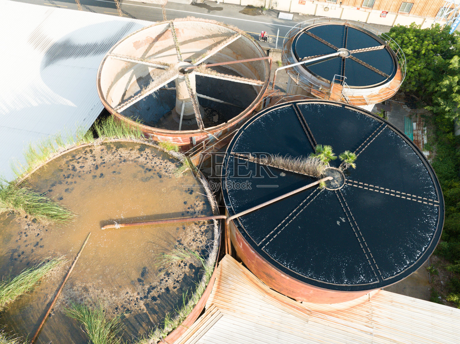 造纸厂废水处理设施照片摄影图片