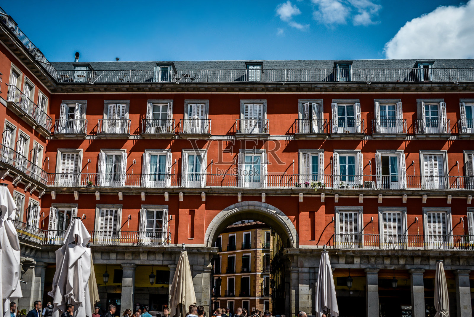 西班牙马德里佩斯塔纳广场的繁忙一天照片摄影图片