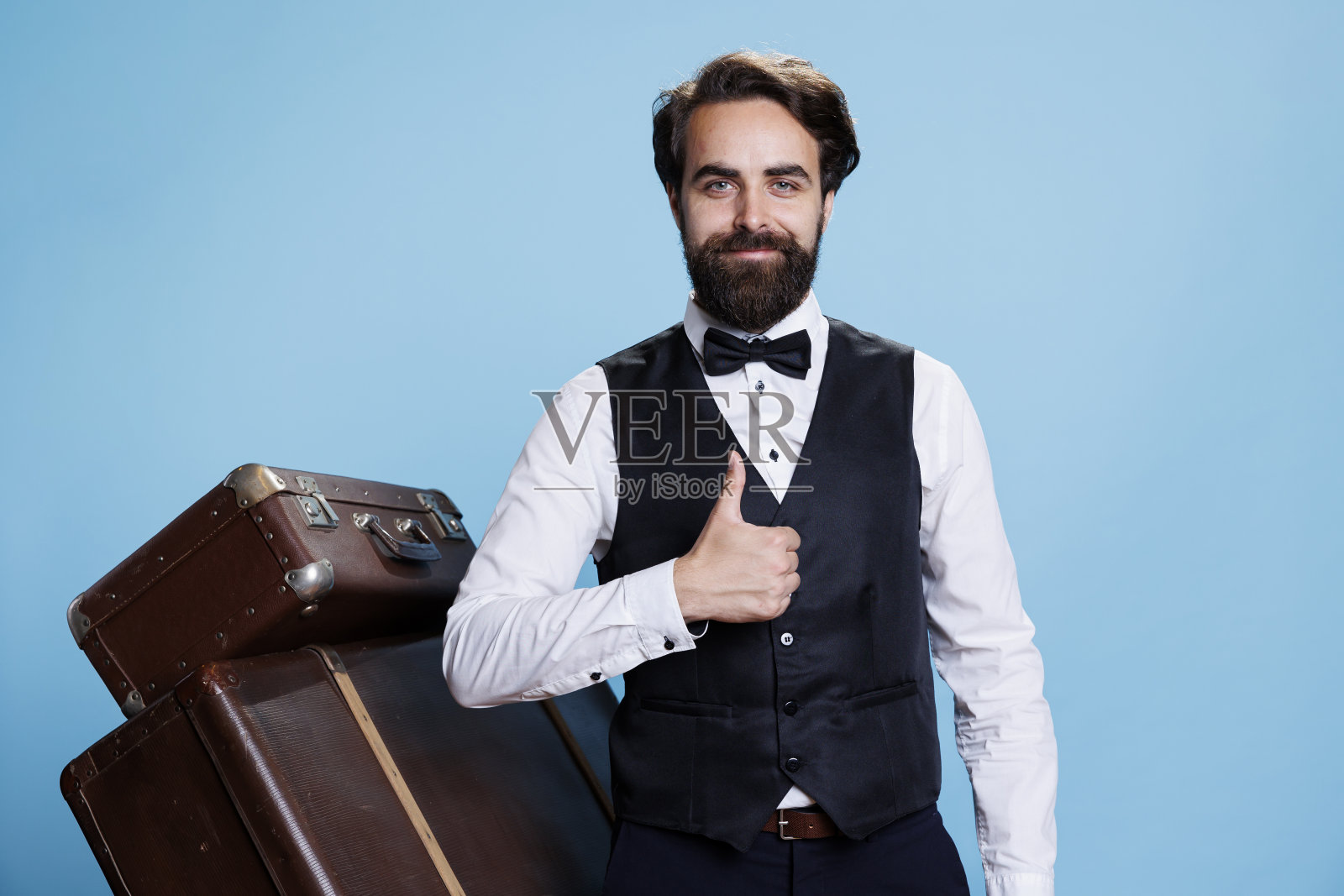 在演播室里，行李员对我竖起大拇指照片摄影图片