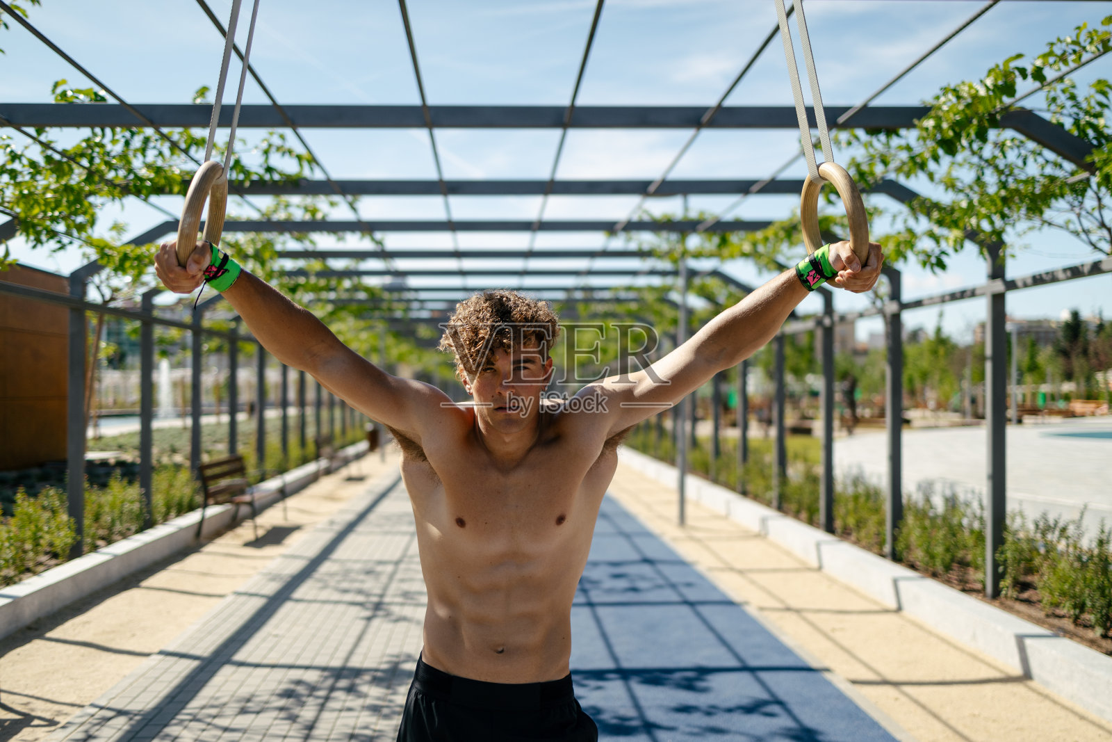 健硕的年轻运动员戴着环运动照片摄影图片