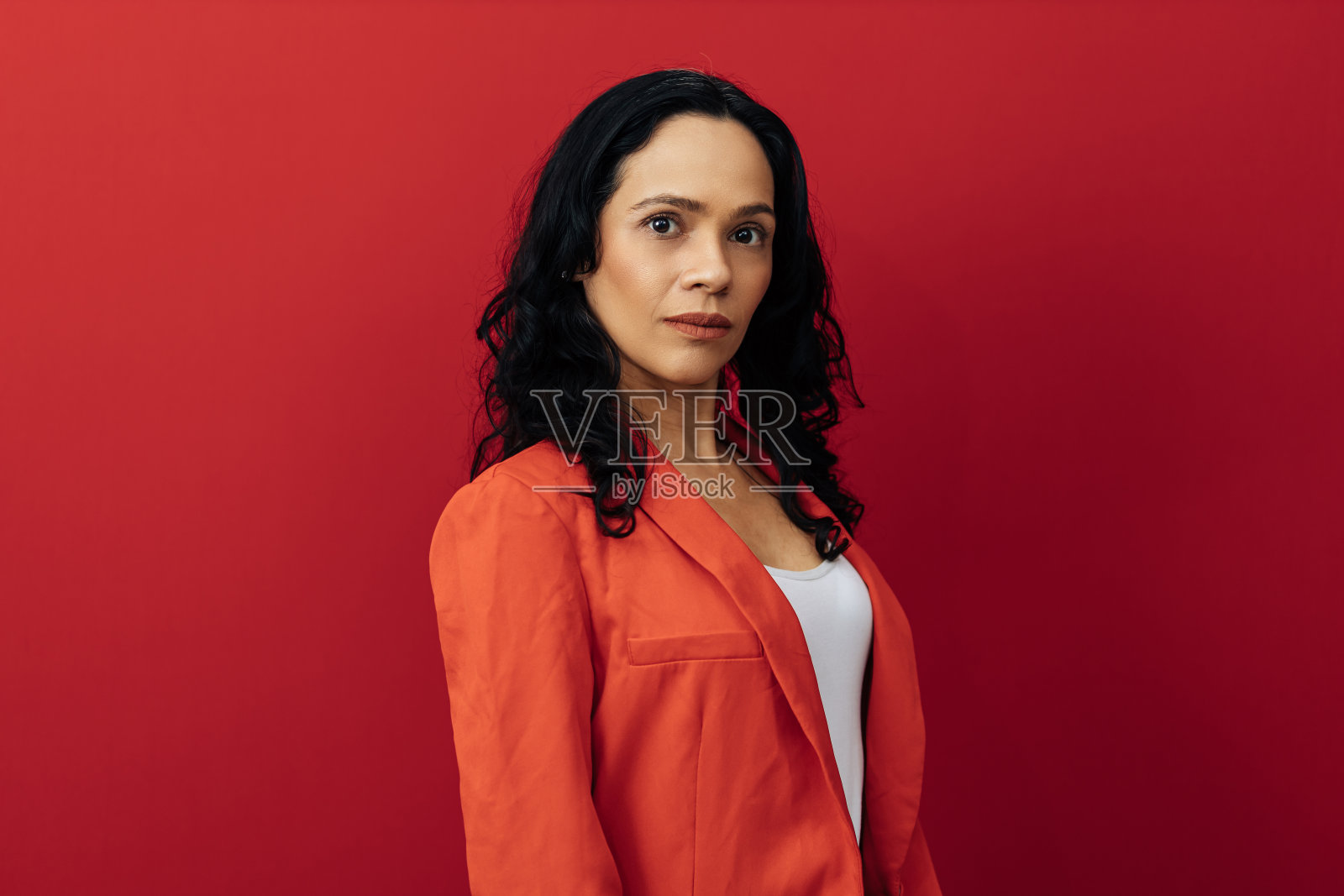 年轻的巴西女商人肖像在红色背景照片摄影图片