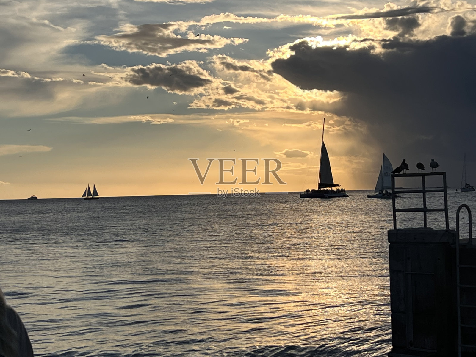 阳光明媚的一天在海滩上照片摄影图片