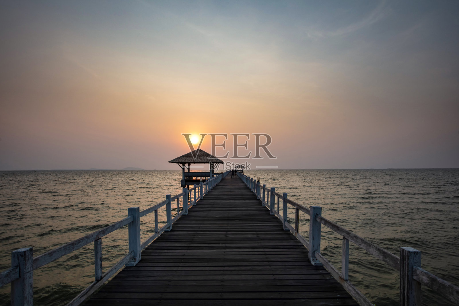 白色的木亭和桥上的夕阳照片摄影图片