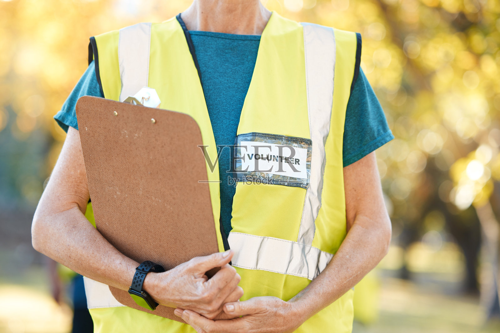 剪贴板，志愿者和公园清洁人员，社区服务和污染或可持续发展清单。园艺，检查和人的手为非政府组织或非营利组织，户外和自然照片摄影图片