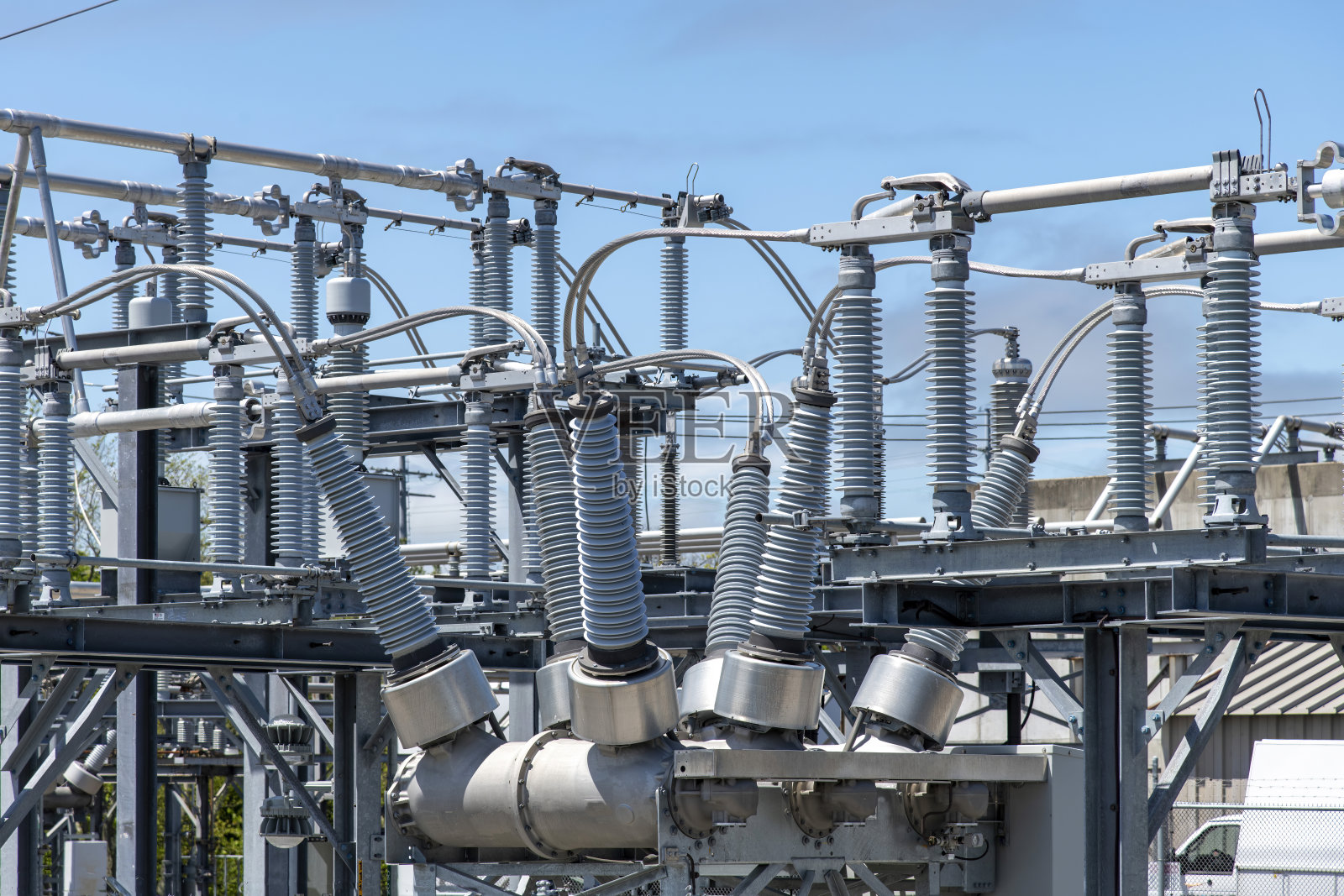 变电站公用变压器上的高压套管照片摄影图片