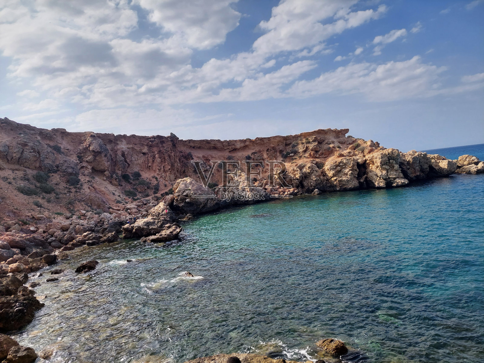 夏天的拥抱:迷人的海和弯曲的山照片摄影图片