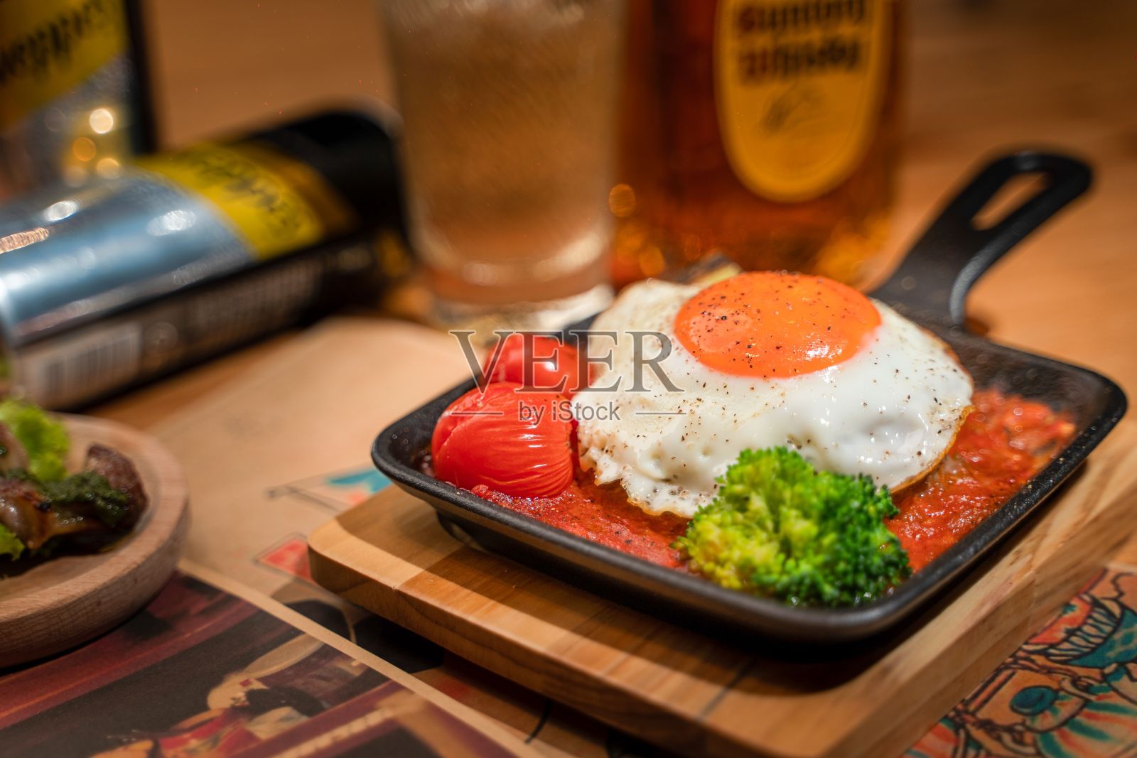 亚洲风味煎蛋肉与番茄在锅中的特写照片摄影图片