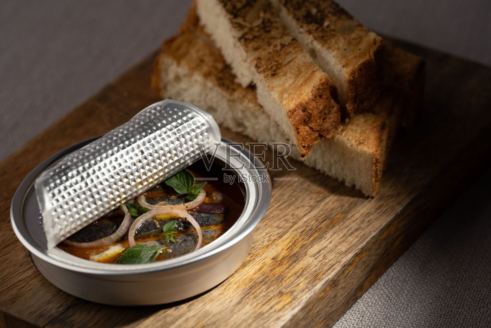 木桌上罐头里的鱼汤特写照片摄影图片