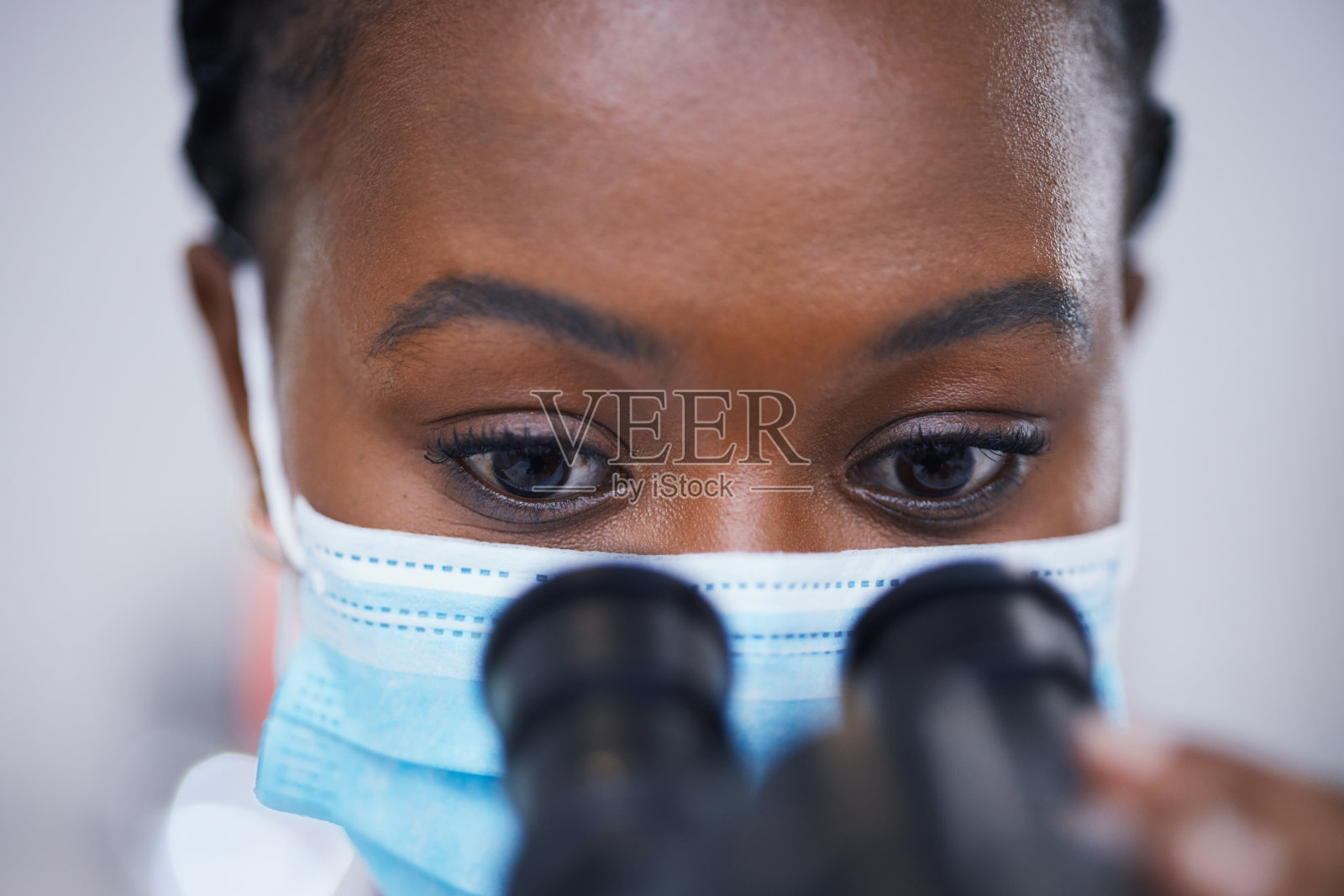 实验室研究、分析或实验创新的口罩、显微镜或黑人女性科学家。医疗保健，调查或生物学家与实验室设备的未来发展或结果照片摄影图片