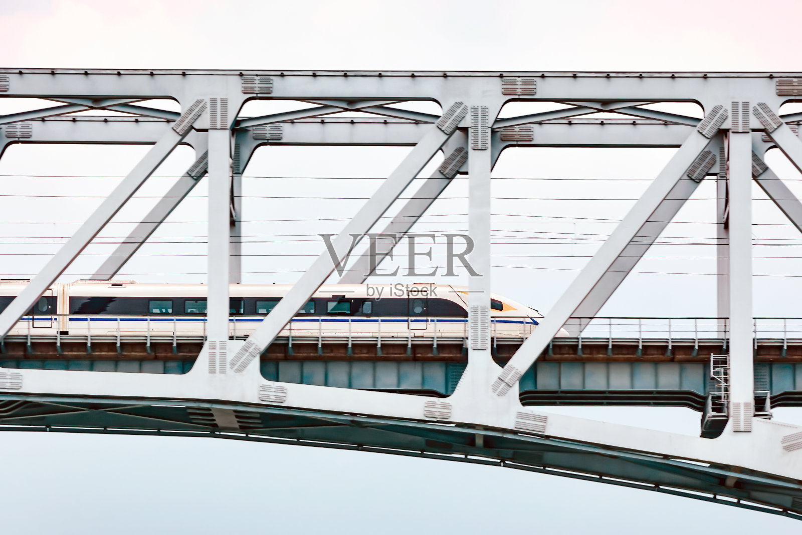 中国高铁列车在铁路桥上行驶照片摄影图片