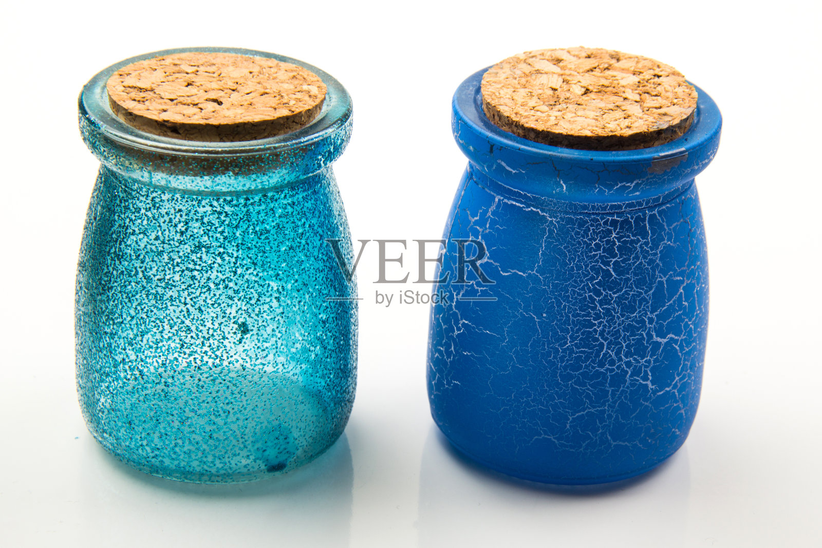 白色背景的小空透明玻璃小瓶照片摄影图片