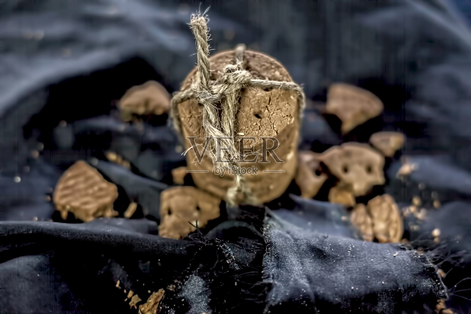 近距离拍摄的新鲜出炉的饼干在一个黑色的丝绸布料。照片摄影图片