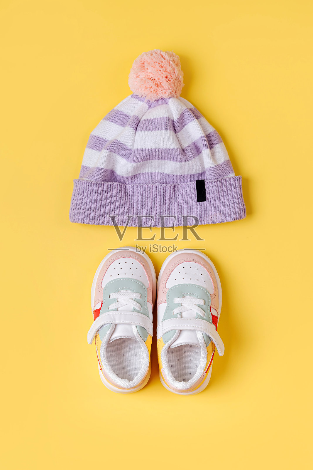 帽子和运动鞋。一套婴儿服装和配件的春天或秋天。时尚的孩子。平铺，俯视图照片摄影图片