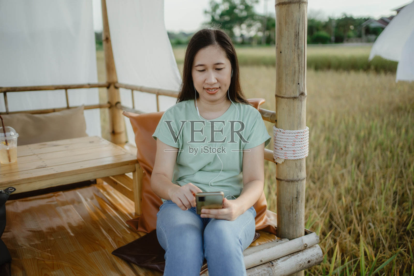 享受着乡村美景的生活。照片摄影图片