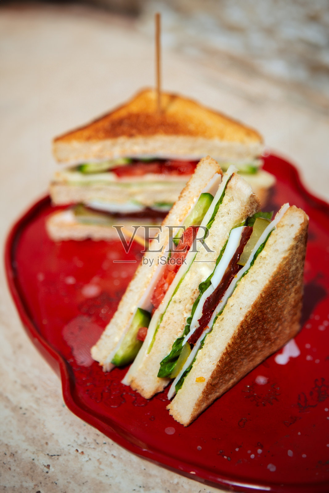 俱乐部三明治切成两片照片摄影图片