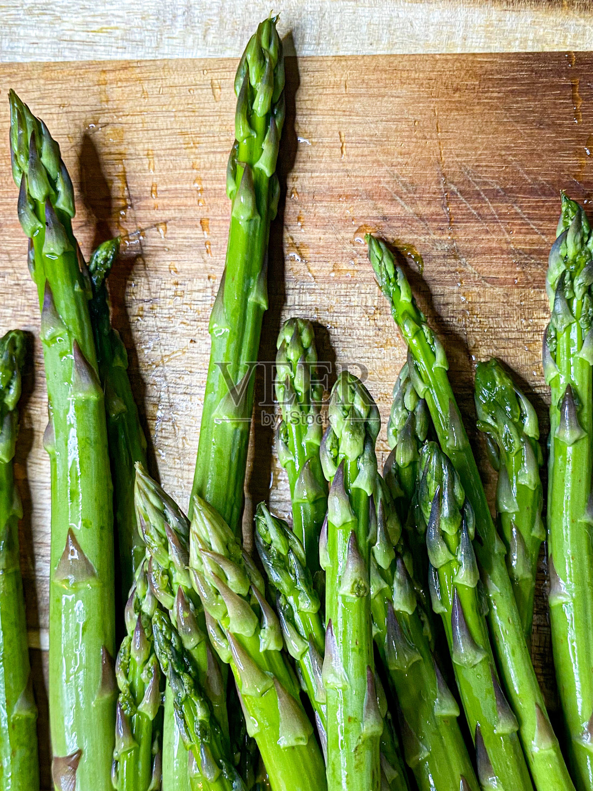 新鲜芦笋放在砧板上照片摄影图片