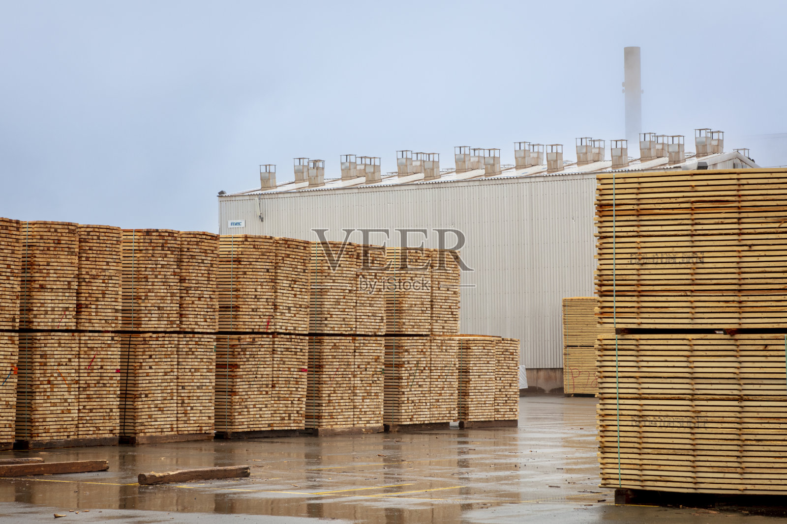 在加拿大新不伦瑞克省的锯木厂，成堆的冷杉和云杉木材准备运输照片摄影图片