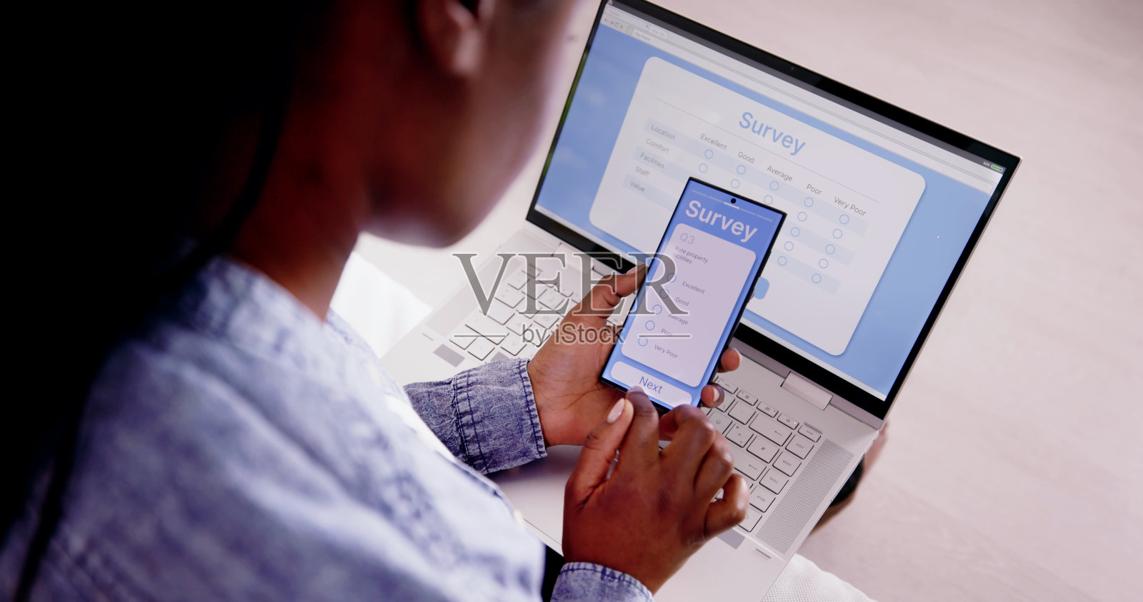 非洲妇女填写调查问卷或表格照片摄影图片