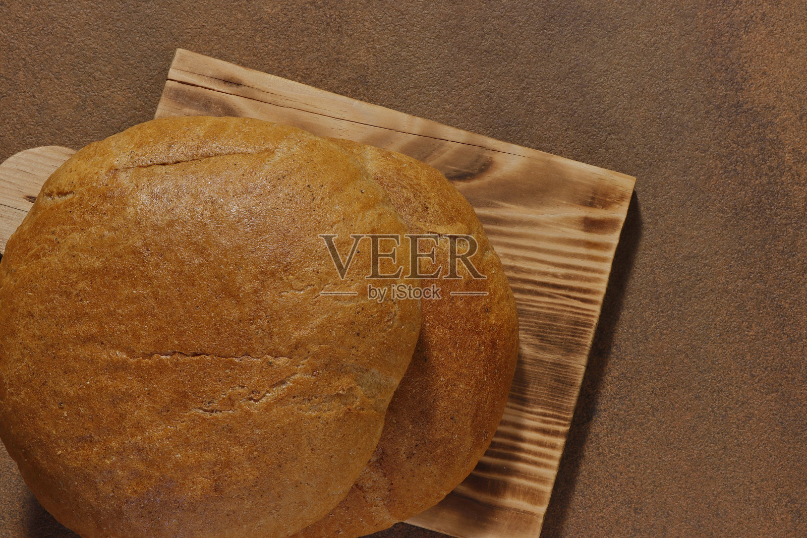 厨房板上的两块面包的俯视图图像。照片摄影图片