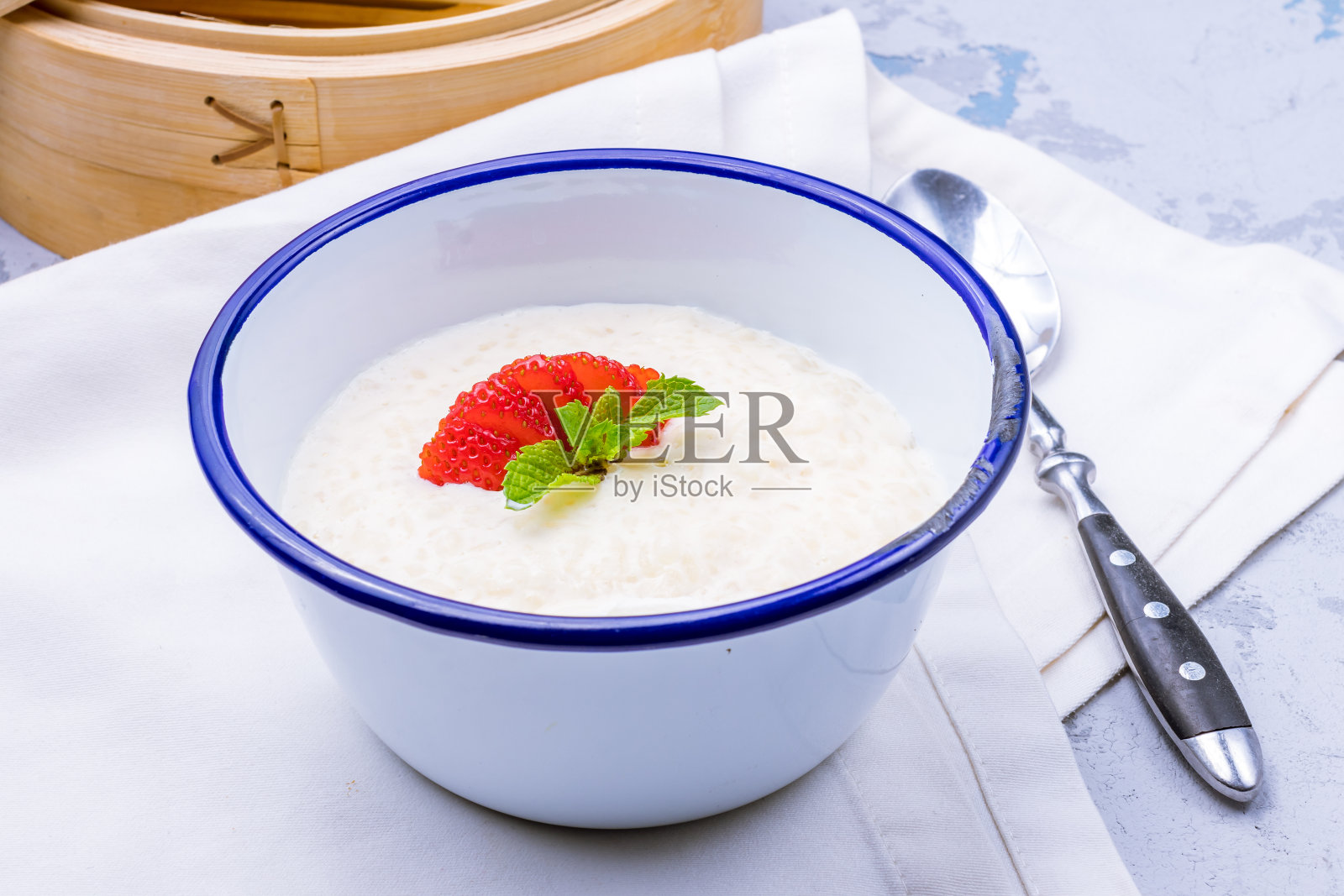 大米粥配上新鲜草莓和薄荷照片摄影图片