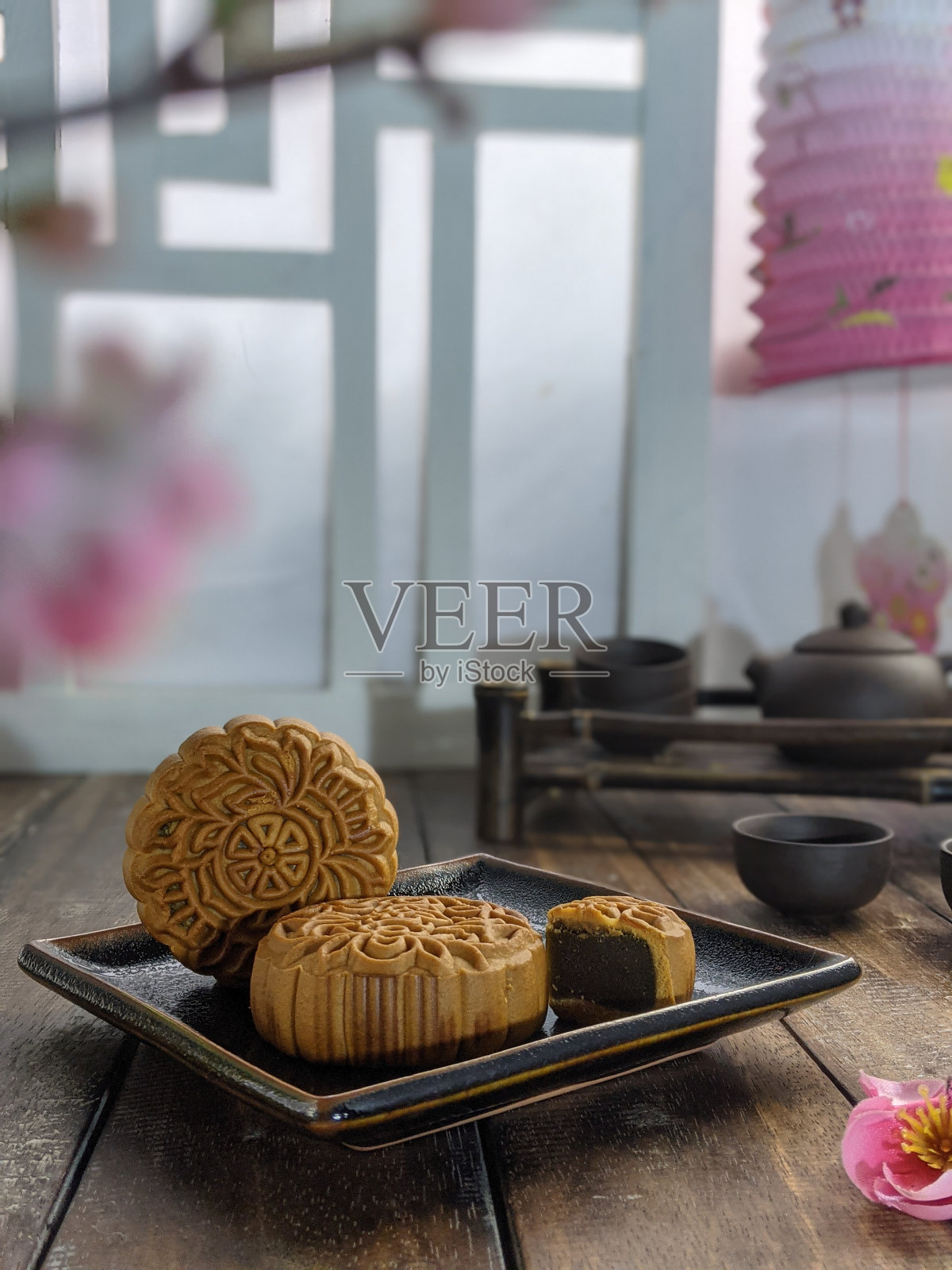 农历新年或中秋节，餐桌上摆放着中国装饰的月饼照片摄影图片