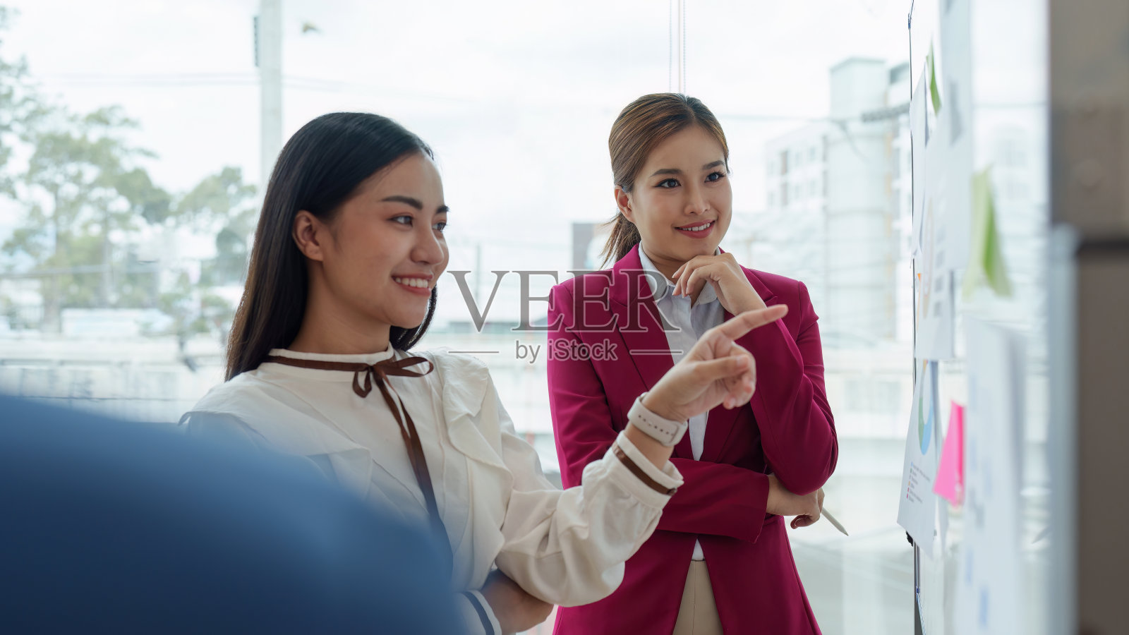 不同的业务团队携手合作，分析长期投资的财务数据照片摄影图片