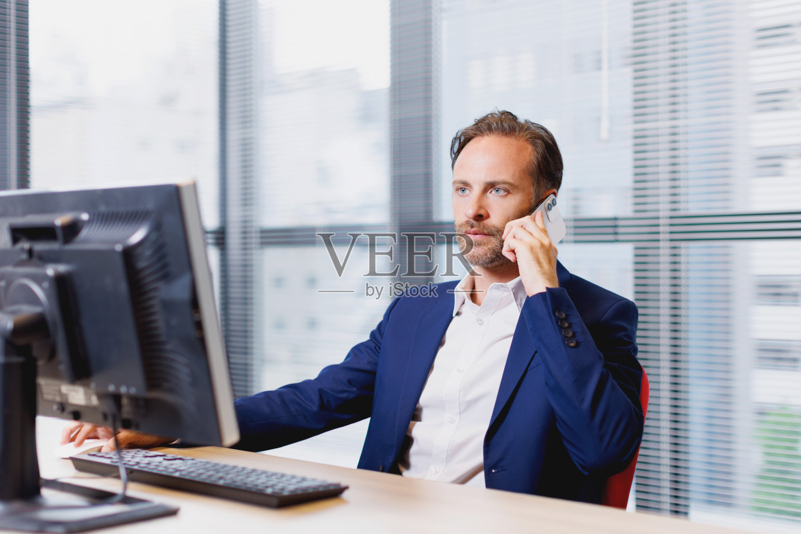 一个白人在办公室打电话照片摄影图片