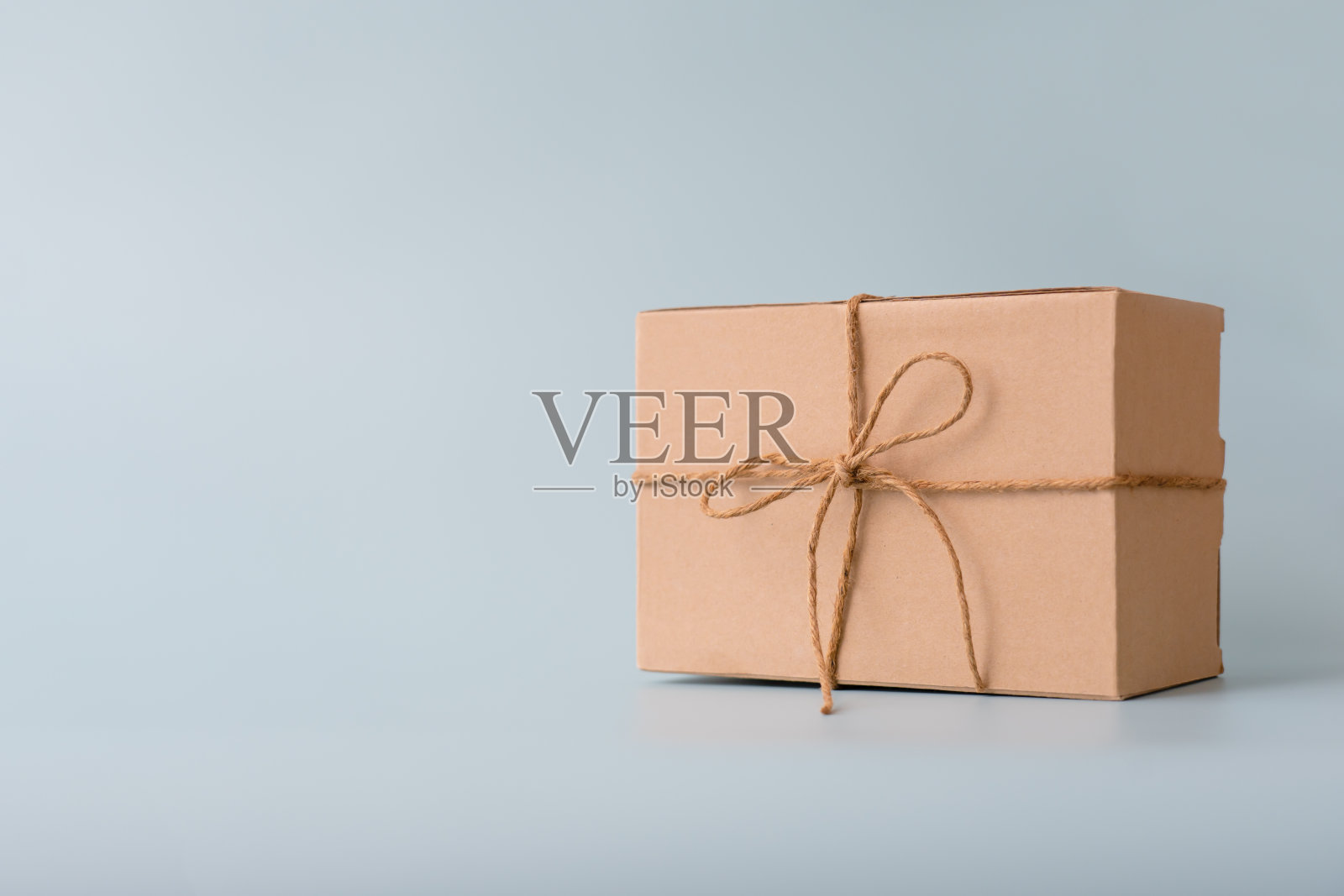 女人携带礼物纸盒系可爱的丝带为特殊场合照片摄影图片