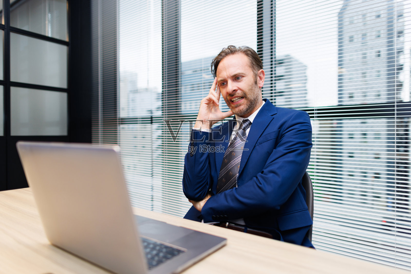 商人在工作中沉思照片摄影图片