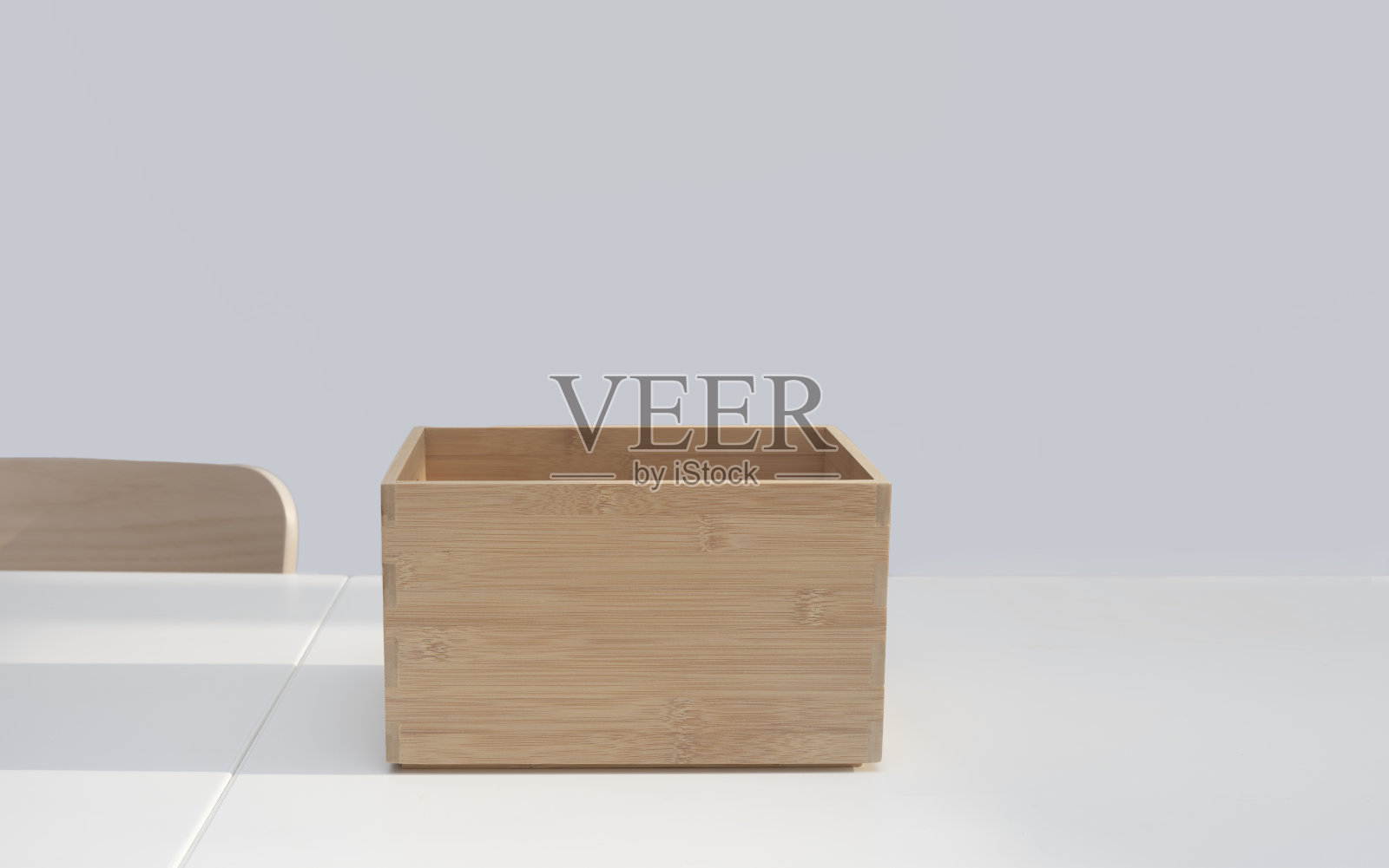 桌子上的空木箱照片摄影图片