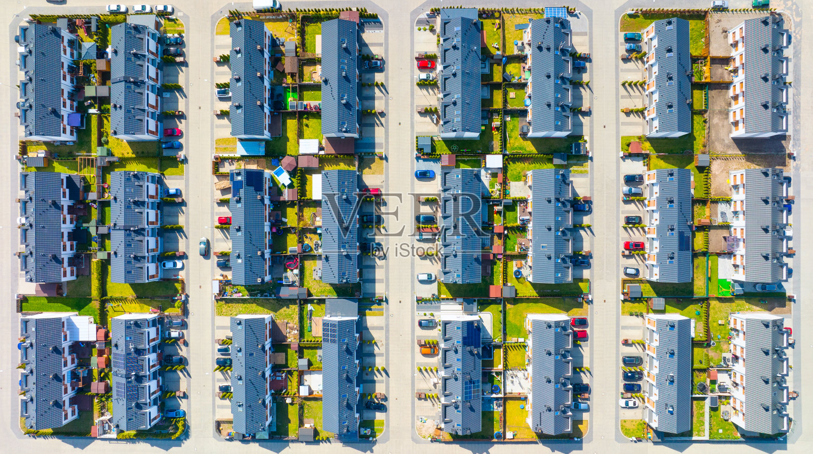 房屋和街道的鸟瞰图。郊区:郊区的住宅区房屋和私人庭院。从无人机上看到的联排别墅。建筑设计图片。照片摄影图片