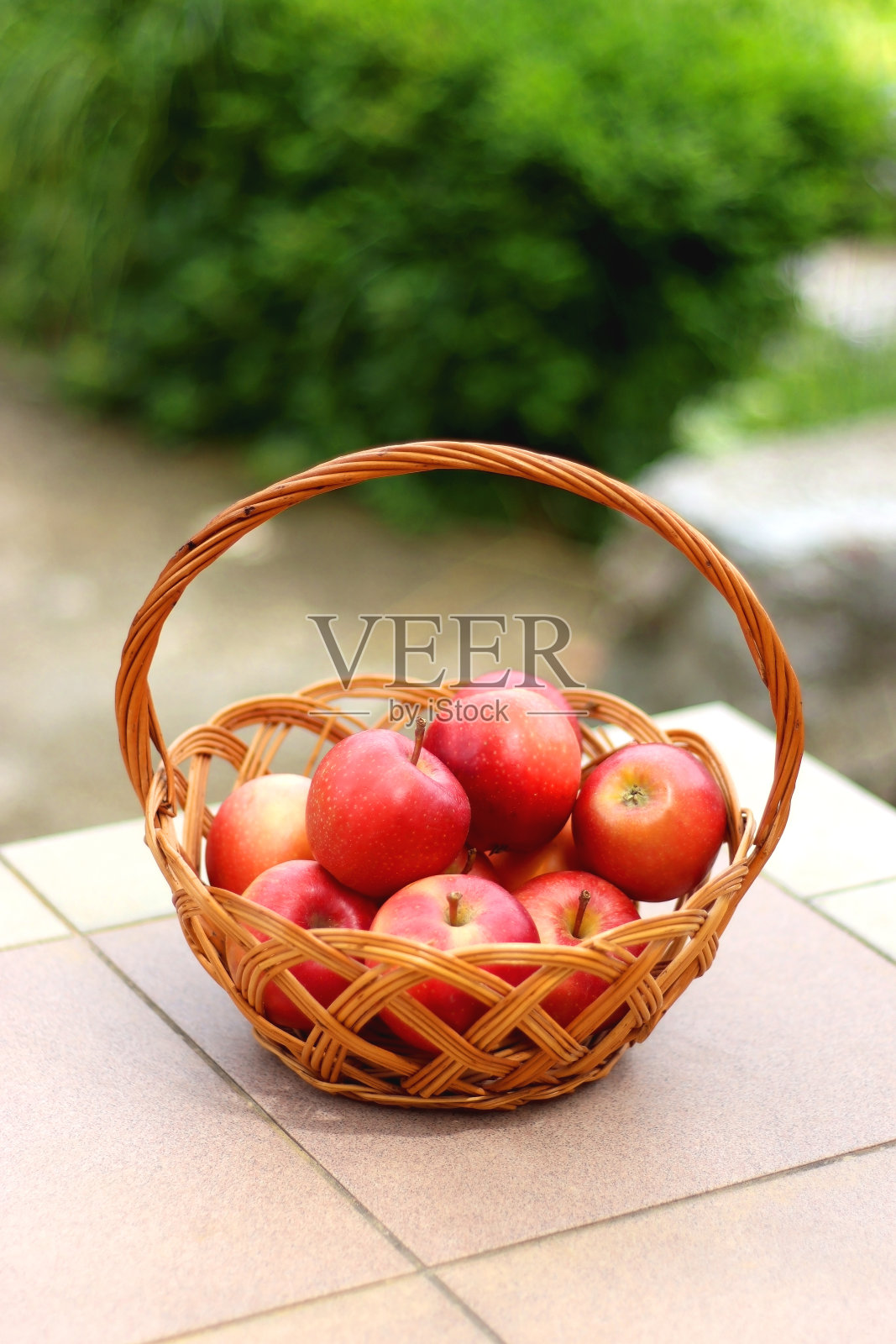 一篮子红苹果照片摄影图片