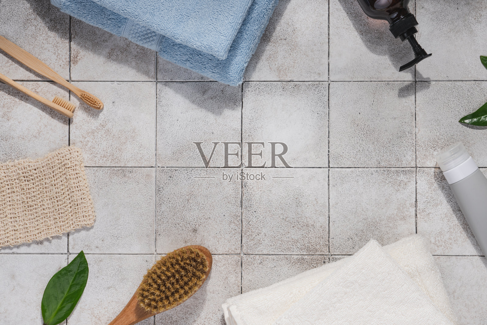 浴室配件在灰色瓷砖与复制空间顶视图照片摄影图片