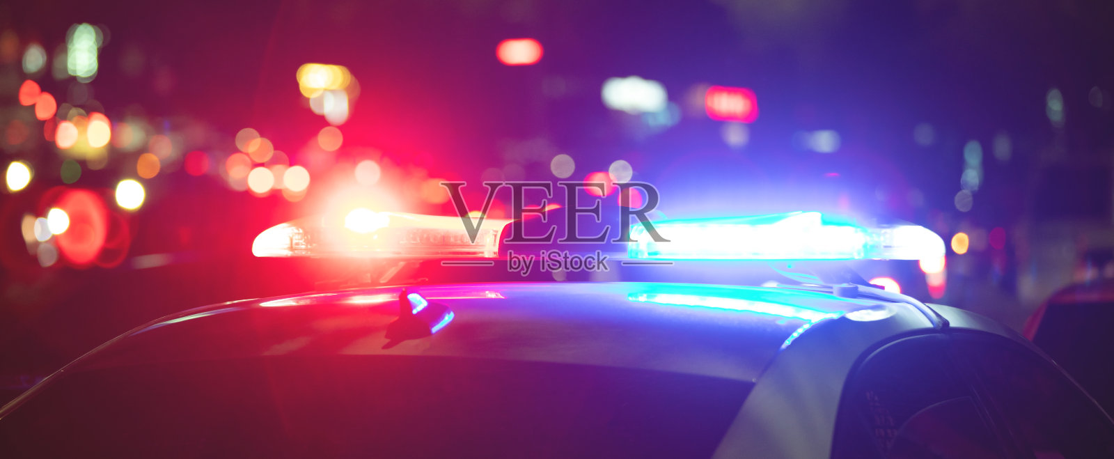 红色和蓝色闪光器。晚上的警车照片摄影图片