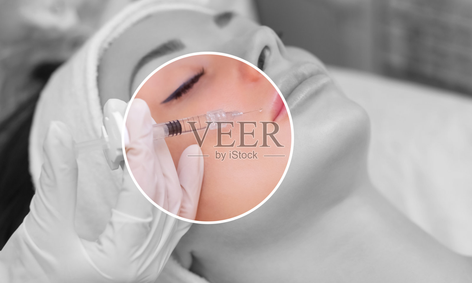 美容医生在美容院为一位美丽的年轻女子注射肉毒杆菌毒素，以紧致并抚平脸上的皱纹。美容护肤。照片摄影图片