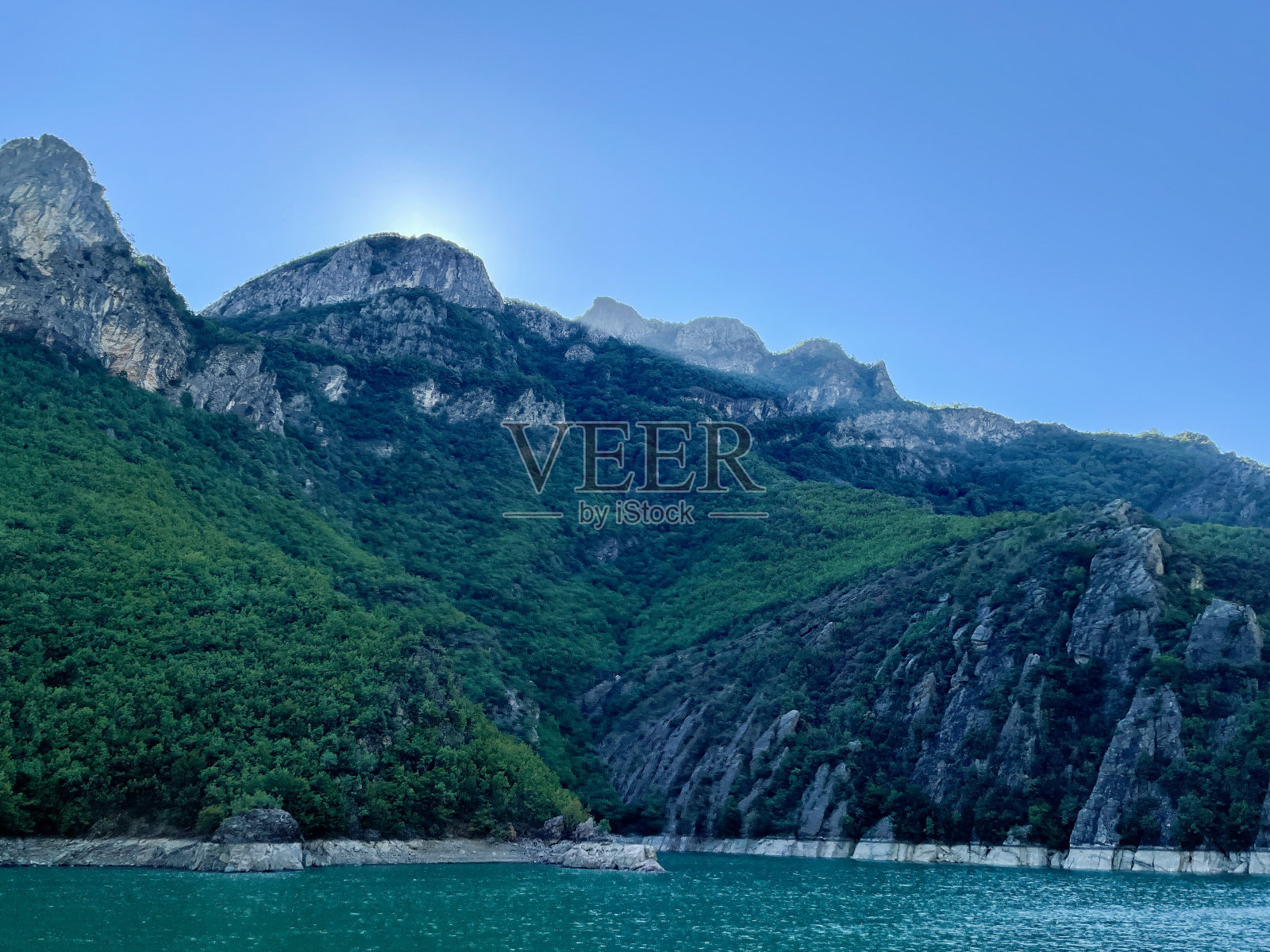 阿尔巴尼亚日落时分的科马尼湖照片摄影图片