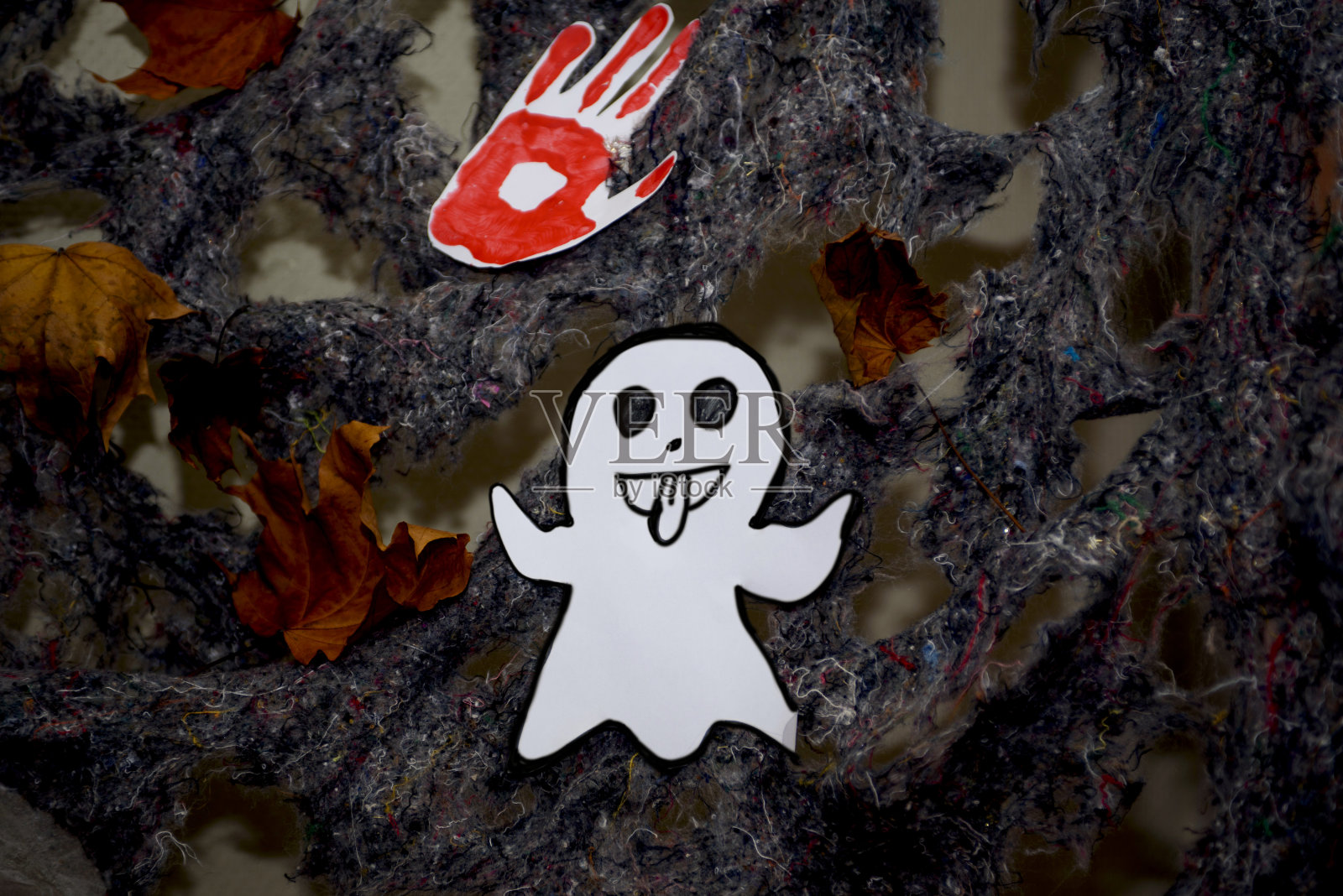 孩子们为万圣节做的装饰品。有趣的白色幽灵。照片摄影图片