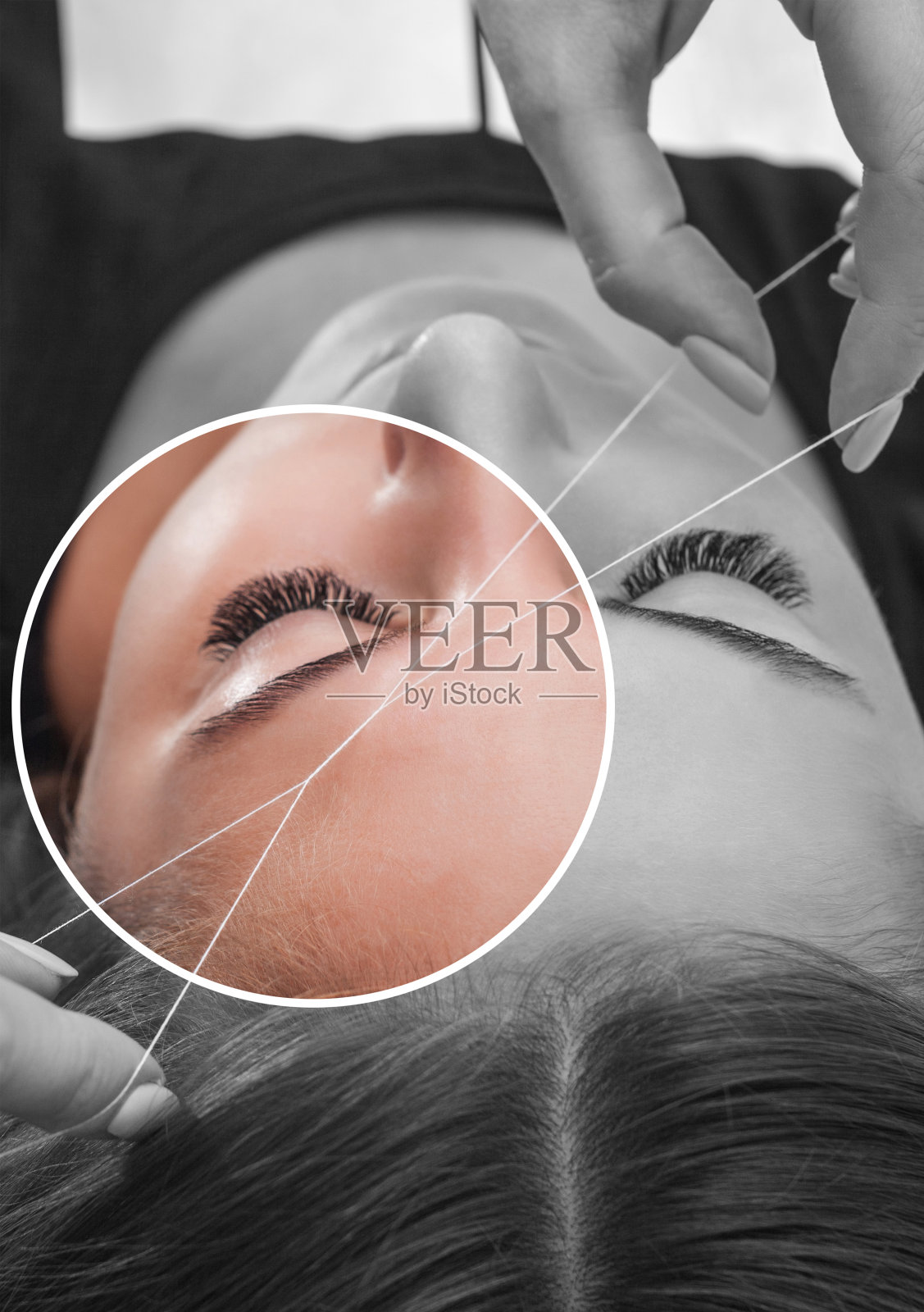 化妆师用细线拔眉毛特写。美容院的女性美容。照片摄影图片