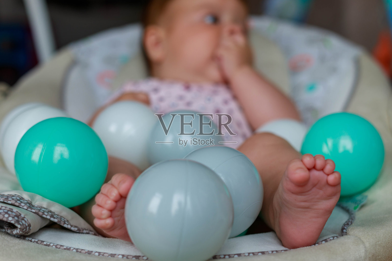 宝宝的脚和玩具球的焦点。照片摄影图片