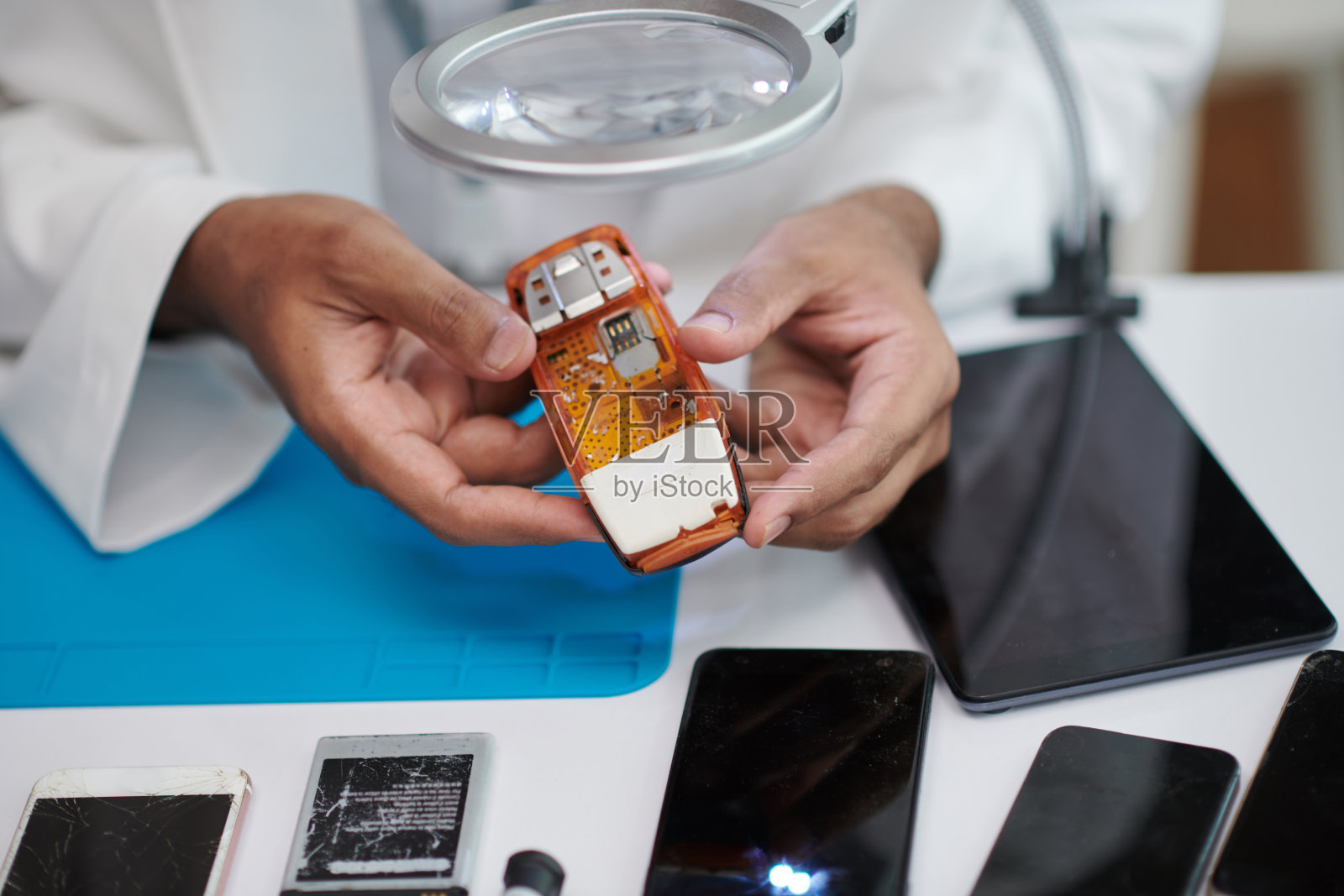 技术人员正在组装功能手机照片摄影图片