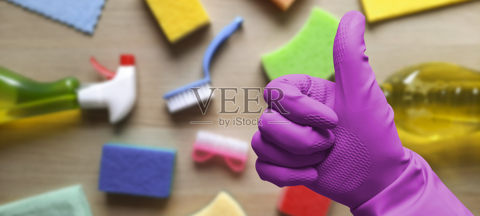 用粉色橡胶手套竖起大拇指的横幅。照片摄影图片